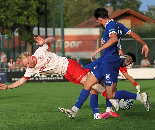 Max Stumm (links) wird von seinem Ex-Club unsanft gebremst.