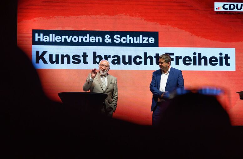 Hallervorden und Schulze unterhalten sich in Halle Hallervorden und Schulze unterhalten sich in Halle