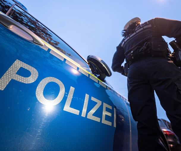 Die Polizei sucht nach Zeugen. Die Polizei sucht nach Zeugen.