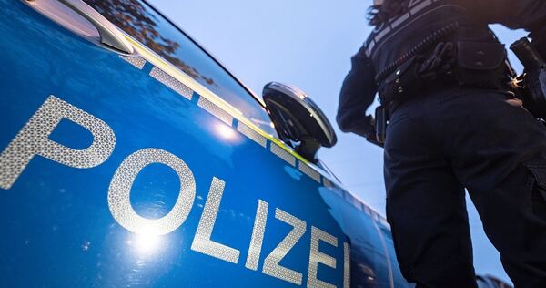 Die Polizei sucht nach Zeugen. Die Polizei sucht nach Zeugen.