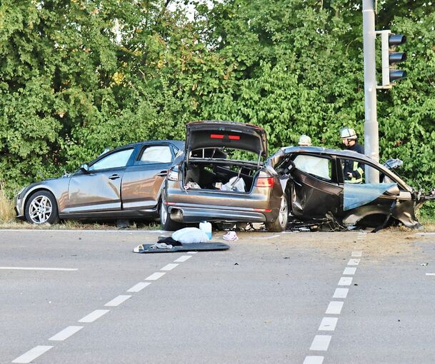 Durch den starken Aufprall wurde das Auto zerrissen. Durch den starken Aufprall wurde das Auto zerrissen.