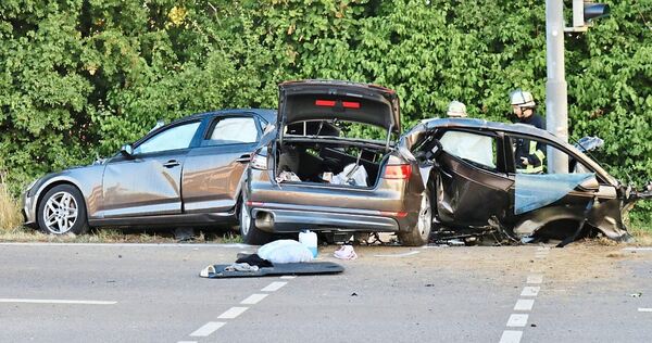 Durch den starken Aufprall wurde das Auto zerrissen. Durch den starken Aufprall wurde das Auto zerrissen.