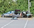 Durch den starken Aufprall wurde das Auto zerrissen. Durch den starken Aufprall wurde das Auto zerrissen.