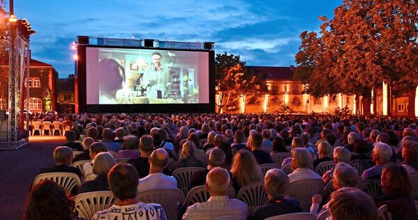 Besser hätte der Auftakt kaum laufen können: Das Sommernachtskino begeistert zum Ferienbeginn mit Kino, Kulinarik und Sommerflai Besser hätte der Auftakt kaum laufen können: Das Sommernachtskino begeistert zum Ferienbeginn mit Kino, Kulinarik und Sommerflair.