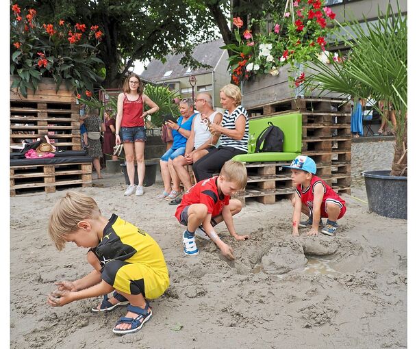 Mit Sand unter den Füßen, Musik und einem abwechslungsreichen Programm hat die Gemeinde Löchgau am Donnerstagabend den Dorfstrand offiziell eröffnet.