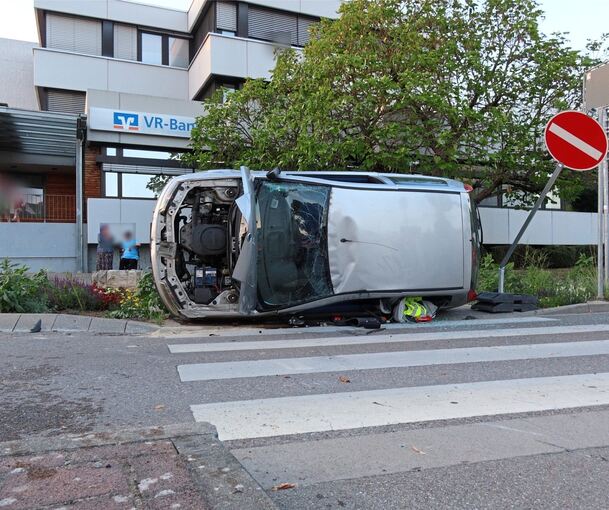 Das Auto liegt auf der Seite. Das Auto liegt auf der Seite.