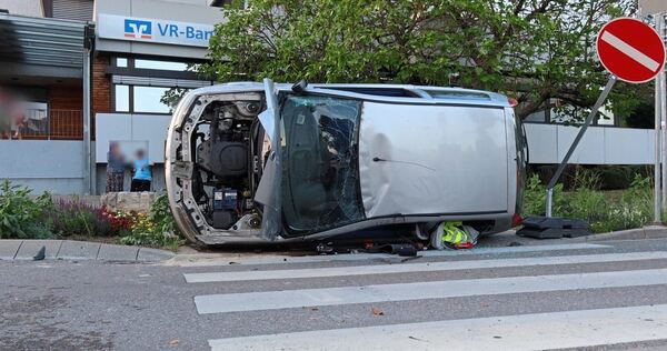 Das Auto liegt auf der Seite. Das Auto liegt auf der Seite.