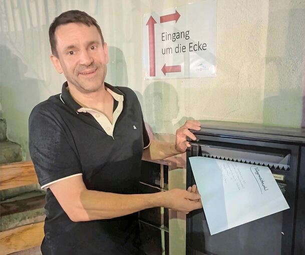 Frank Geiger bei der Abgabe seiner Bewerbung im Rathaus.