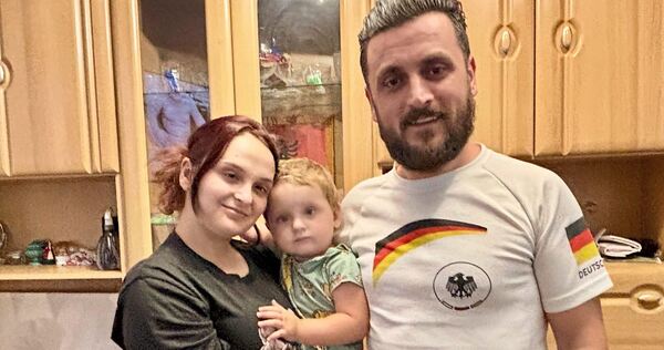 Die kleine gemeinsame Tochter ist herzkrank. Auch zwei etwas größere Kinder leben mit dem Paar noch in der Obdachlosenunterkunft.