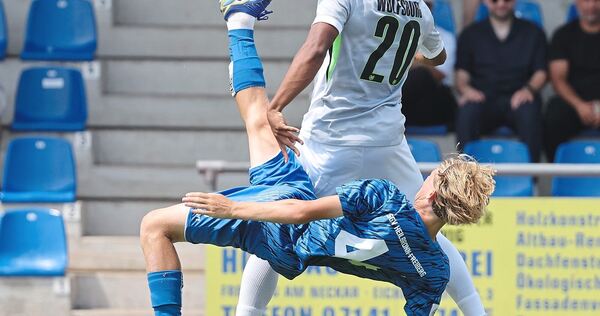 Akrobatische Abwehraktion: SGV-Talent Joel Sommer (vorne) stoppt Wolfsburgs Isaiah Seretis. Screenreader