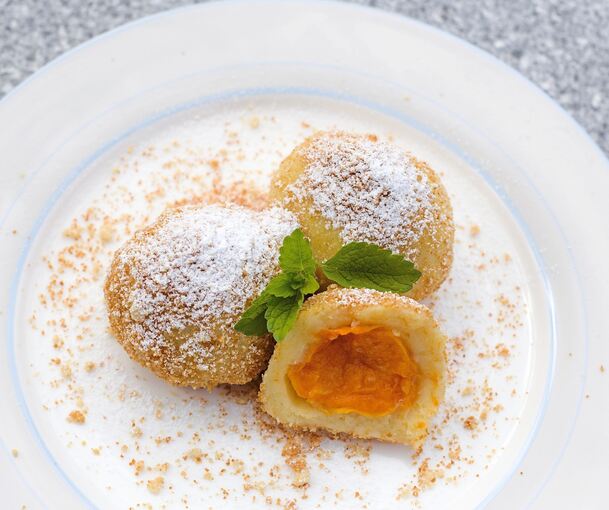 Ein köstlicher Klassiker aus Österreich: Marillenknödel.