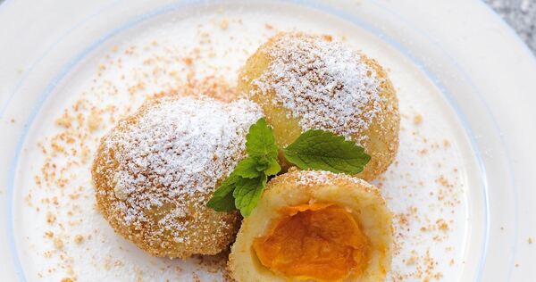 Ein köstlicher Klassiker aus Österreich: Marillenknödel. Ein köstlicher Klassiker aus Österreich: Marillenknödel.