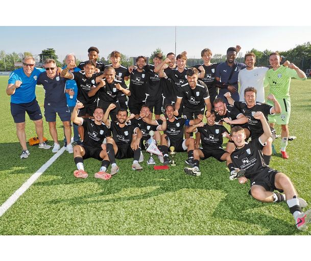 Spieler und Betreuer der Spvgg Besigheim feiern den Finalsieg beim NEB-Cup 2026, der in Löchgau stattfand.