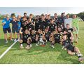 Spieler und Betreuer der Spvgg Besigheim feiern den Finalsieg beim NEB-Cup 2026, der in Löchgau stattfand.