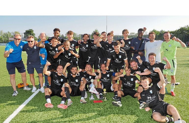Spieler und Betreuer der Spvgg Besigheim feiern den Finalsieg beim NEB-Cup 2026, der in Löchgau stattfand. Spieler und Betreuer der Spvgg Besigheim feiern den Finalsieg beim NEB-Cup 2026, der in Löchgau stattfand.