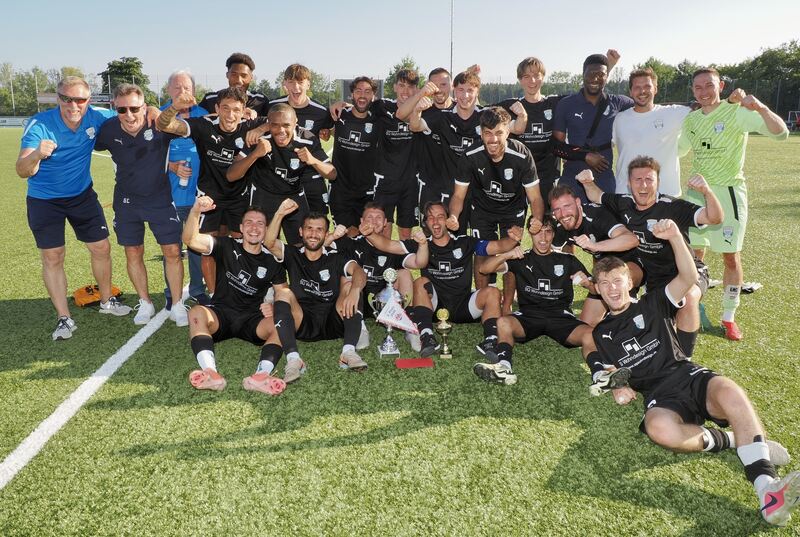 Umjubelter Sieg: Betreuer und Spieler der Spvgg Besigheim freuen sich über den Sieg beim NEB-Cup 2026