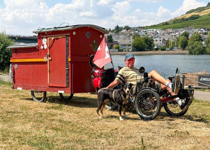 Roland Zeller reist mit dem Rad, Hund und Anhänger Roland Zeller reist mit dem Rad, Hund und Anhänger