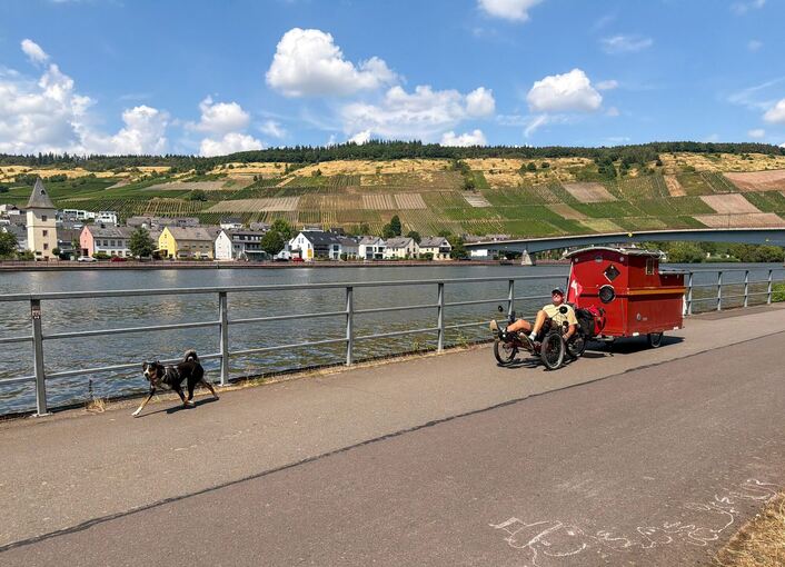 Roland Zeller reist mit dem Rad, Hund und Anhänger Roland Zeller reist mit dem Rad, Hund und Anhänger