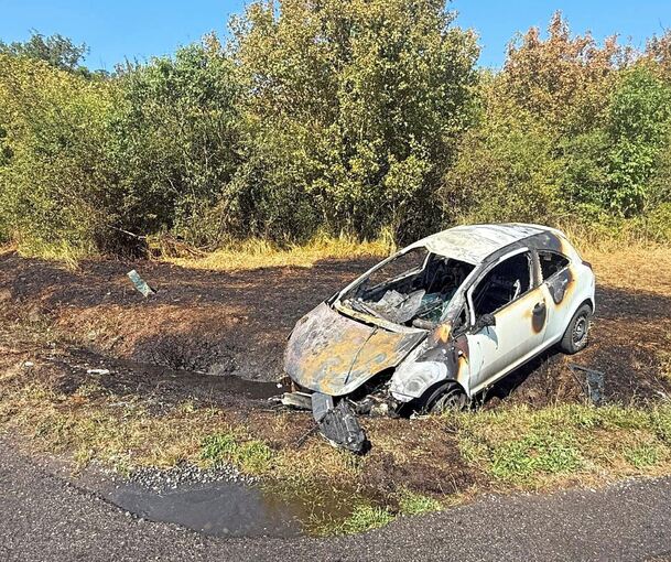 Das Auto ist von der Fahrbahn abgekommen. Das Auto ist von der Fahrbahn abgekommen.
