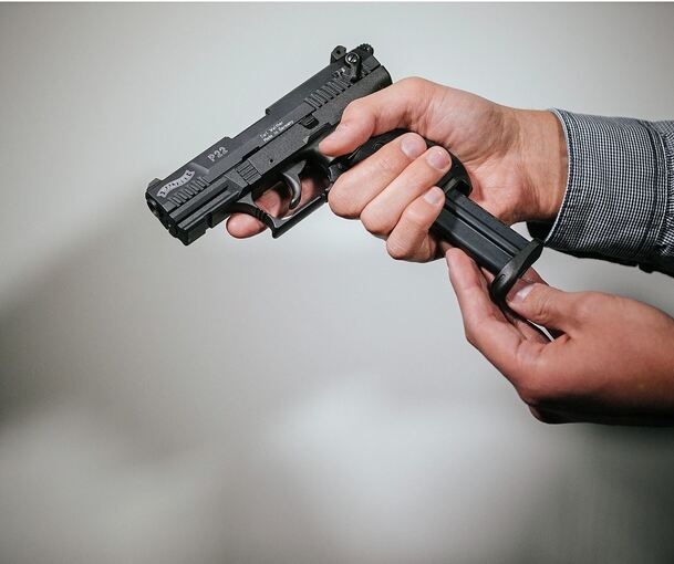 Die Polizei findet eine Schreckschusswaffe. Die Polizei findet eine Schreckschusswaffe.