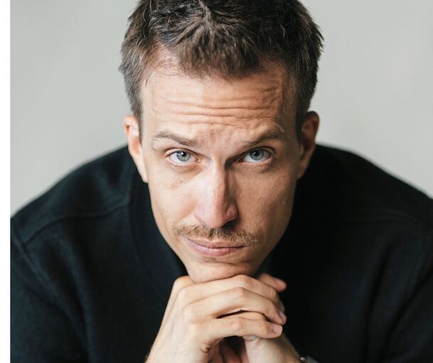Der 37-jährige Regisseur und Produzent Max Damm hat Regie an der Filmakademie Baden-Württemberg studiert.