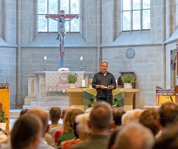 Der Autor Stefan Moster las in der gut besuchten Alexanderkirche aus seinem Buch „Vom Glück, in einem Chor zu singen“.
