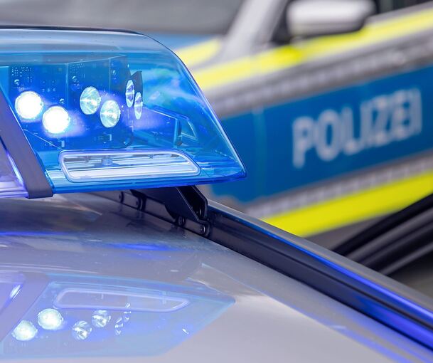 Die Polizei ist auf der Suche nach Hinweisen zu dem flüchtigen Fahrer. Die Polizei ist auf der Suche nach Hinweisen zu dem flüchtigen Fahrer.