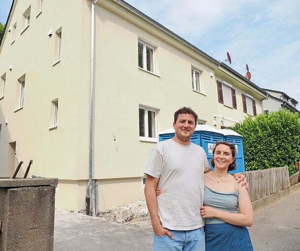 Nicht nur die Fassade strahlt: Auch Marileen und Patrik Horner sind glücklich über das frisch verputzte Haus.