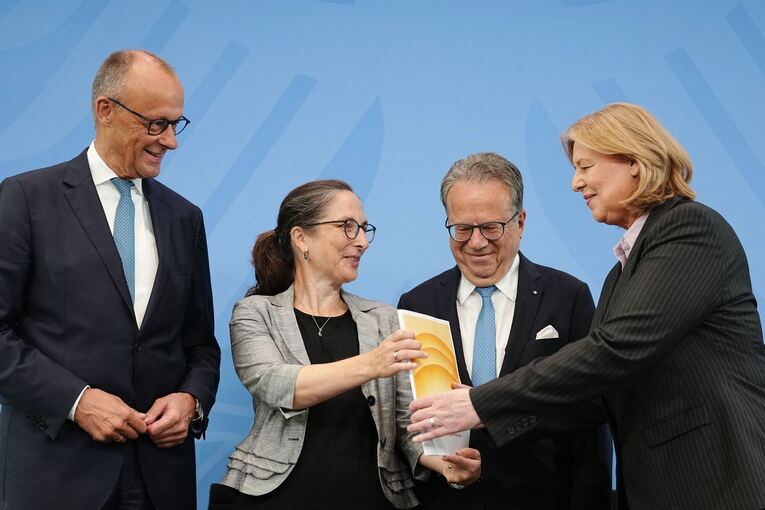Rentenkommission legt Bericht vor Rentenkommission legt Bericht vor