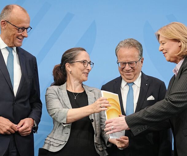 Constanze Janda (2.v.li.) und Frank-Jürgen Weise (2.v.r) von der Rentenkommission übergeben den Bericht der Experten an Bundeskanzler Friedrich Merz (CDU) und Bärbel Bas (SPD). Merz und Bas wollen die Vorschläge der Fachleute in ihrer Rentenreform um