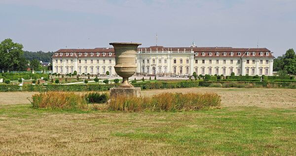 Kein Anblick, den man gerne sieht. Die Rasenflächen im Südgarten leiden sichtlich unter Hitze und Trockenheit.