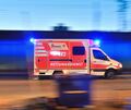 Der junge Mann wehrte sich dagegen, vom Rettungsdienst ins Krankenhaus gebracht zu werden. (Symbolbild) Der junge Mann wehrte sich dagegen, vom Rettungsdienst ins Krankenhaus gebracht zu werden. (Symbolbild)