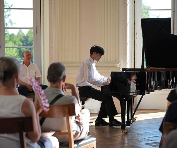 Irre behände Geläufigkeit: Elias Ackerley im Seeschloss Monrepos.