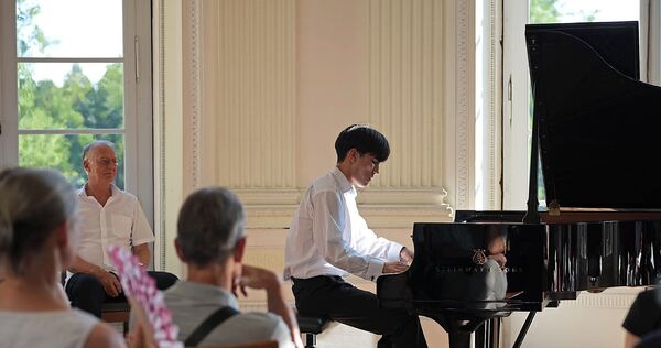 Irre behände Geläufigkeit: Elias Ackerley im Seeschloss Monrepos. Irre behände Geläufigkeit: Elias Ackerley im Seeschloss Monrepos.