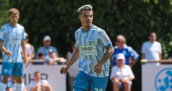 Führungsspieler bei den Stuttgarter Kickers: Christian Mauersberger, hier im Testspiel gegen den SSV Jahn Regensburg am Ball. Screenreader