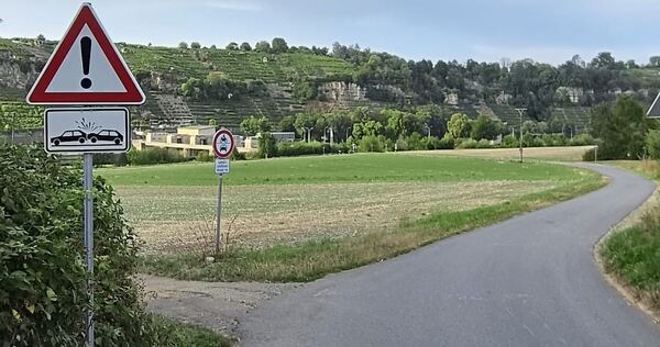 In einer der unteren Rechtskurven des Wirtschaftswegs zur Staustufe Poppenweiler weist nun ein Schild auf eine „Allgemeine Gefahrenstelle“ hin. Das bedeutet: vorsichtig fahren und die Geschwindigkeit reduzieren. Das Zusatzschild darunter, auf dem zwe