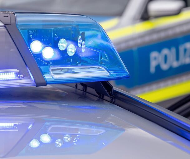 Ein unbekannter Autofahrer hat einen Tesla beim Vorbeifahren beschädigt. Ein unbekannter Autofahrer hat einen Tesla beim Vorbeifahren beschädigt.