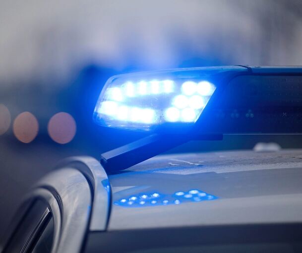 Das Blaulicht eines Polizeifahrzeugs blinkt. Das Blaulicht eines Polizeifahrzeugs blinkt.