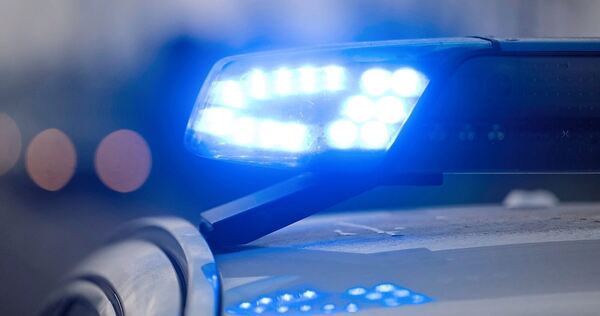 Das Blaulicht eines Polizeifahrzeugs blinkt. Das Blaulicht eines Polizeifahrzeugs blinkt.