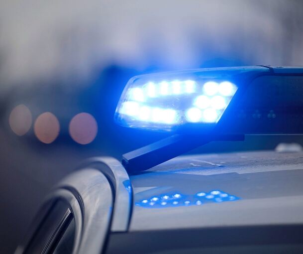 Das Blaulicht eines Polizeifahrzeugs blinkt. Das Blaulicht eines Polizeifahrzeugs blinkt.