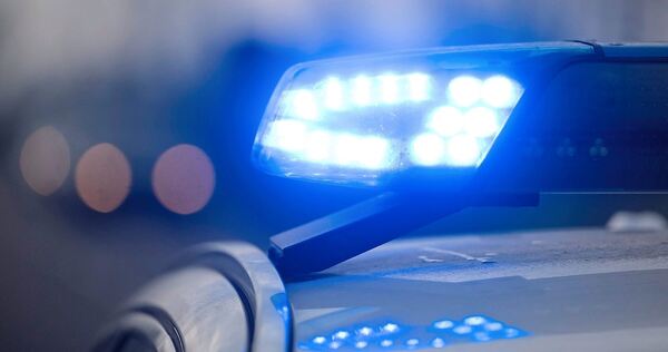 Das Blaulicht eines Polizeifahrzeugs blinkt.
