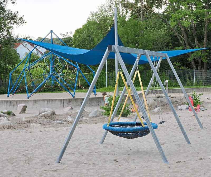 Der Spielbereich für Kinder ist zum Teil mit einem Sonnensegel überdacht.