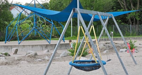 Der Spielbereich für Kinder ist zum Teil mit einem Sonnensegel überdacht.
