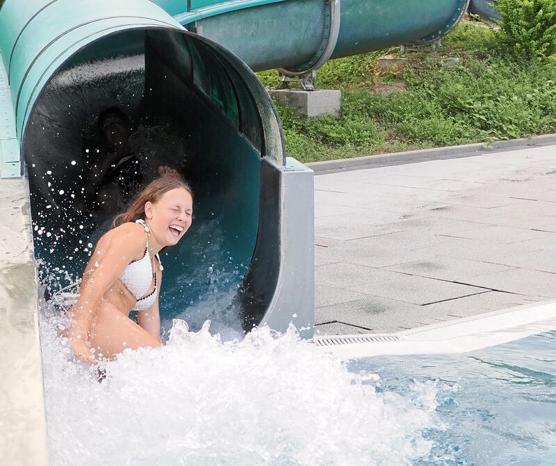 Augen zu und durch: Auf der Wasserrutsche können Groß und Klein Spaß haben.