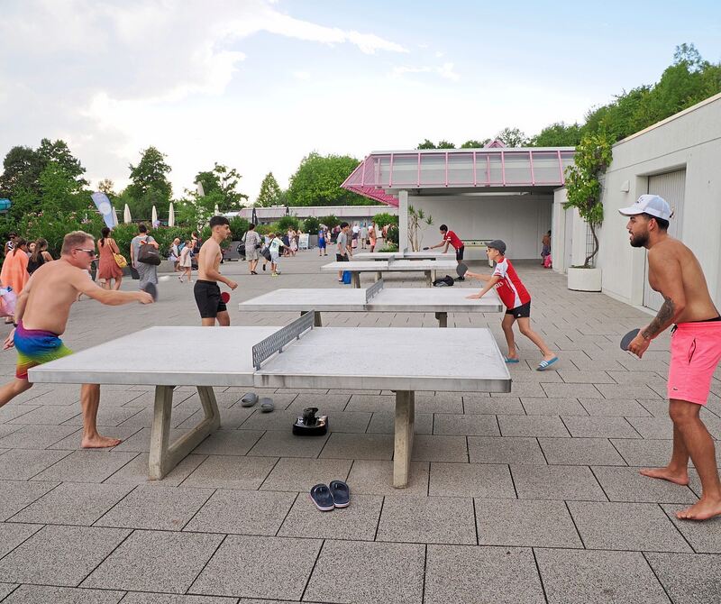 Die Tischtennisplatten im Freibad sind stets gut besucht.
