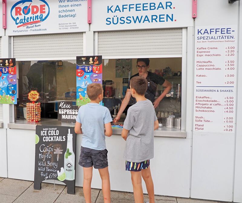 Eis, Getränke, Leckereien: Der Kiosk hat einiges zu bieten. In der Ausgabe nebenan gibt es warme Speisen.