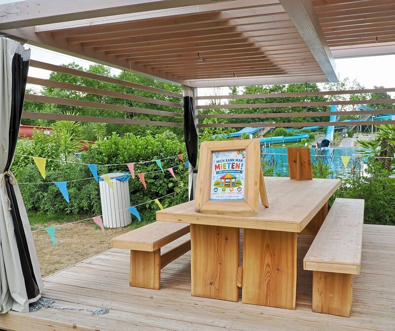 Eine Besonderheit ist der selbstgebaute Holzpavillon für Kindergeburtstage.