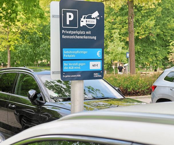 Nicht zu übersehen sind die Schilder auf dem Parkplatz an der Domäne Monrepos.