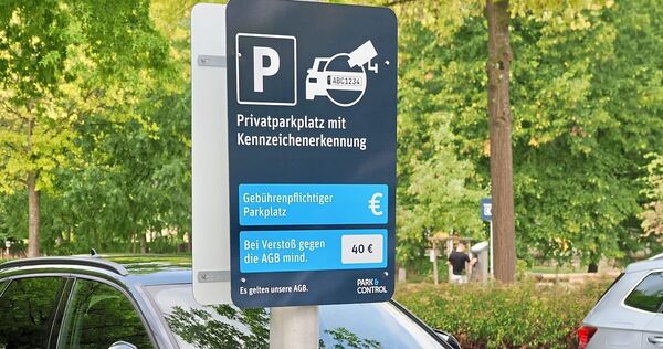 Nicht zu übersehen sind die Schilder auf dem Parkplatz an der Domäne Monrepos.