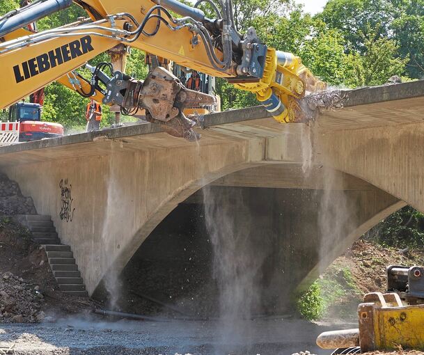 Die Hydraulikschere beißt sich in die Brücke.